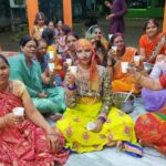 रुक्मिणी नगर स्थित नर्मदेश्वर महादेव मंदिर में एक-दूसरे को रंग लगाकर फाग गीतों के साथ मनाया गया फाग उत्सव