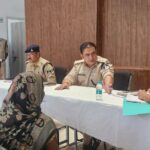 पुलिस अधीक्षक बड़वानी श्री पद्मविलोचन शुक्ल (भा.पु.से.) ने की प्रभावी जनसुनवाई कहा”हमारा उद्देश्य ‘देशभक्ति-जनसेवा’ के मूल मंत्र को व्यवहार में उतारना है। प्रत्येक पीड़ित को यह विश्वास होना चाहिए कि उसकी बात सुनी जाएगी और उसे समय पर न्याय मिलेगा। पुलिस-जन विश्वास ही हमारी सबसे बड़ी शक्ति है।”