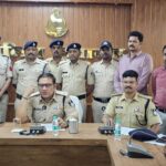 एसपी श्री पद्मविलोचन  शुक्ल के निर्देशन में 10 हजार का इनामी व पिता की हत्या का आरोपी चंदन पिता जगन बड़ोले उम्र 33 साल निवासी पिछोड़ी  को थाना बड़वानी पुलिस टीम ने  35 दिनो की कठिन मेहनत के बाद आखिरकार आमलाली के दुर्गम जंगलो से  दबोचा लिया… पुलिस अधीक्षक श्री शुक्ल द्वारा थाना प्रभारी थाना  बड़वानी सहित  पुलिस टीम को माला पहनाकर किया सम्मानित