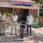 पुलिस अधीक्षक बड़वानी श्री पद्मविलोचन शुक्ल के निर्देशन में थाना प्रभारी श्री दिनेश सिंह कुशवाह एवं सेंधवा शहर थाना पुलिस टीम की सख्त कार्रवाई मॉडिफाइड साइलेंसर लगी बुलेट जब्त, चालक पर जुर्माना