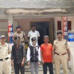 पुलिस अधीक्षक श्री पद्मविलोचन शुक्ल द्वारा जिले में फरार आरोपियों एवं वारंटियों की धरपकड़ के लिए चलाए जा रहे  “ऑपरेशन हवालात” के तहत थाना प्रभारी सेंधवा शहर श्री दिनेश सिंह कुशवाह के नेतृत्व में पुलिस टीम द्वारा प्राप्त सूचना एवं तत्परता से कार्रवाई करते हुए ईरानी कॉलोनी, सेंधवा से तीन स्थाई वारंटियों को दबोचा
