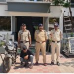 सेंधवा शहर पुलिस की त्वरित व बड़ी कार्रवाई: चोरी गई मोटरसाइकिल बरामद, 4 गंभीर अपराधों में संलिप्त आदतन अपराधी प्रवीण पिता वाला चारण उम्र 22 साल, निवासी चारण मोहल्ला, सेंधवा को किया गिरफ्तार